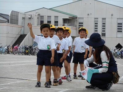 低学年の歩行訓練の様子